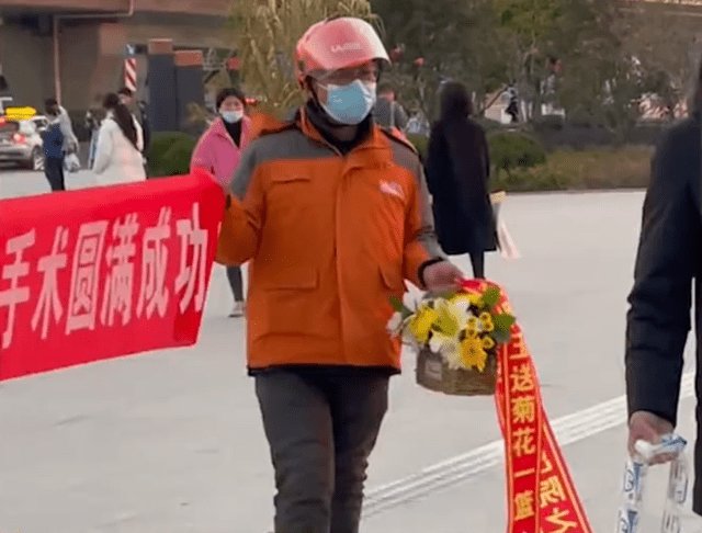 河南一男子做痔疮手术后，朋友拉横幅庆祝出院，对此你怎么看？