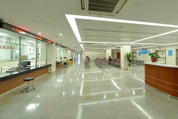 上海瑞金医院劫持事件中为何不开闸门让群众逃生?