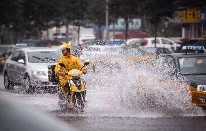 外卖小哥大火中救出同行,他的回应为何很暖心?