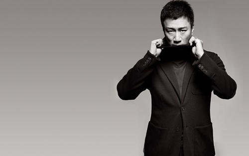 孙红雷与妻子十指紧扣散步，他们之间的感情如何？