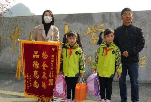 杭州一对双胞胎姐妹玩捉迷藏捡20万现金，这笔钱最后物归原主了吗？