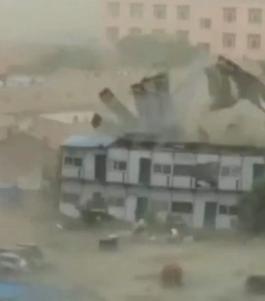 呼和浩特遭遇极端天气,大风掀飞活动板房,此次恶劣天气是如何形成的?