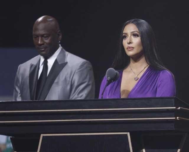 泪目!科比大女儿替父亲穿上名人堂夹克，现场还出现了哪些感人瞬间？