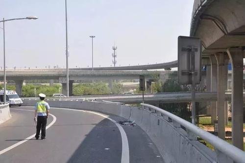 郑州医学院门口一轿车从高架坠落砸到车辆，事发现场有无人员伤亡？