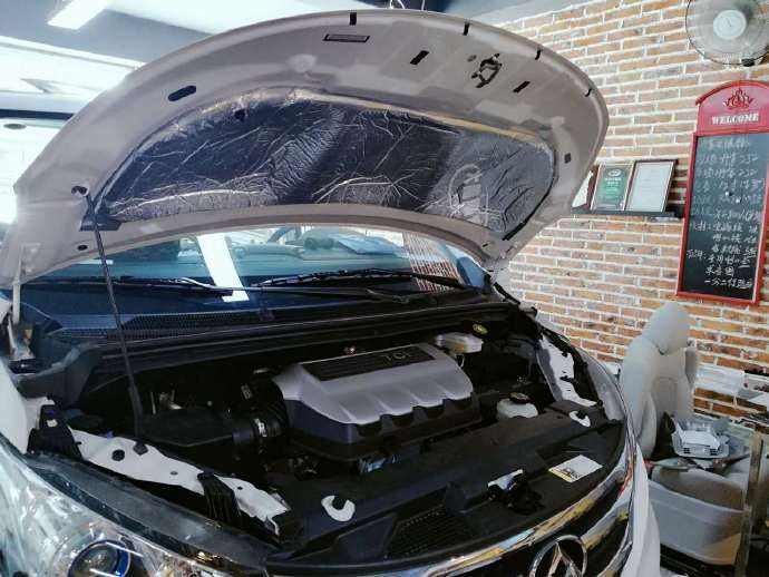 女司机开着引擎盖盲开半小时,这种行为是否该遭到谴责?