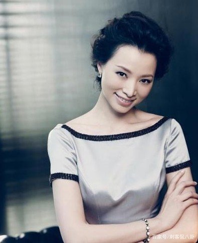 “央视一姐”董卿的工资曝光,网友直呼这也太多了,到底有多少钱?