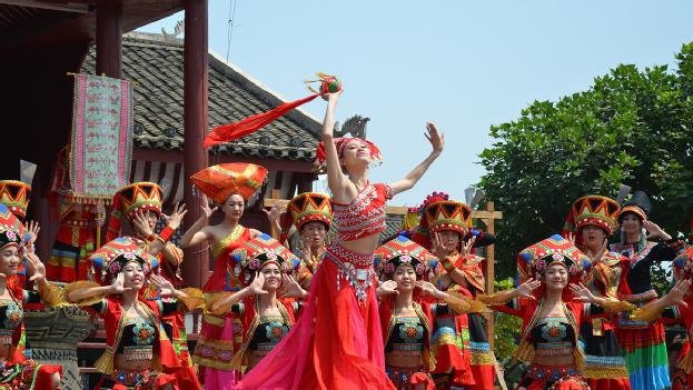 广西南宁千名学生跳扁担舞，三月三有哪些民俗活动？