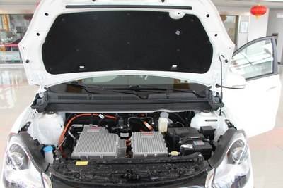 女司机开着引擎盖盲开半小时,这种行为是否该遭到谴责?