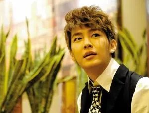 炎亚纶现身回应新剧2人坠亡，坚持不复拍，你如何看待他的这番举动？