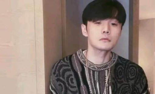 李荣浩晒出近照且要求“往死夸我”,哪些艺人看起来严肃,却是爱搞笑的人?