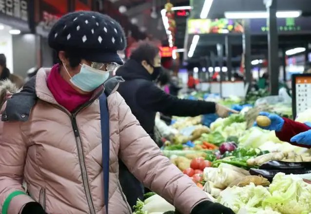 上海一女子给小龙虾做抗原检测，疫情下我们的吃食该如何做好防疫工作？