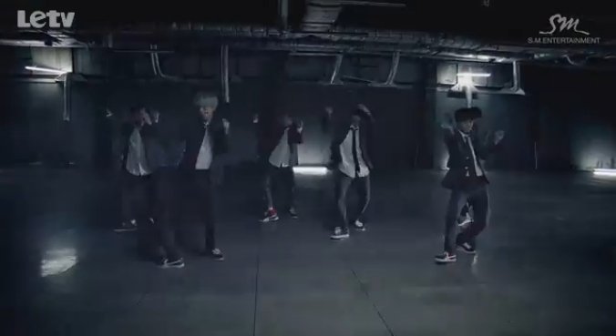 EXO的 咆哮 MV是不是有两个版本