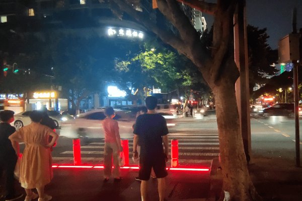 广州市区出现地上红绿灯，为何要在地上安红绿灯？