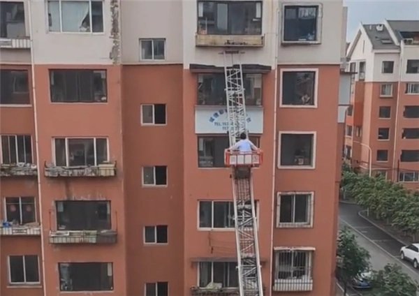 居民下楼做核酸忘带钥匙，用云梯回家！此时是否体现出了智能锁的重要性？