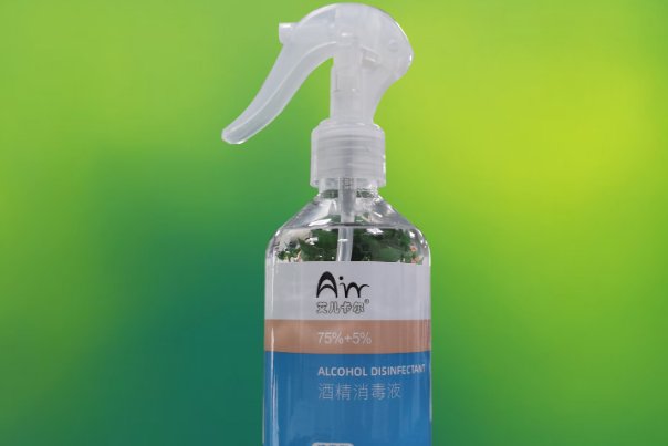 郑州女子好奇看防疫消杀，消毒液正好喷到其脸上，这种情况该如何紧急处理？