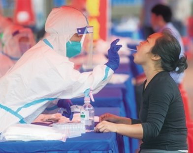 疫情之下的新型职业核酸检测员，日薪上千，他们的工作有多艰辛？