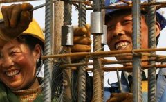 农民工怕弄脏座位坐地上车长一把扶起，车长的文明素养体现在哪？