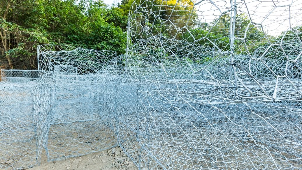 有人发布视频称苏州高速连夜加装刀片防护网，这样的防护网是否有违规定？