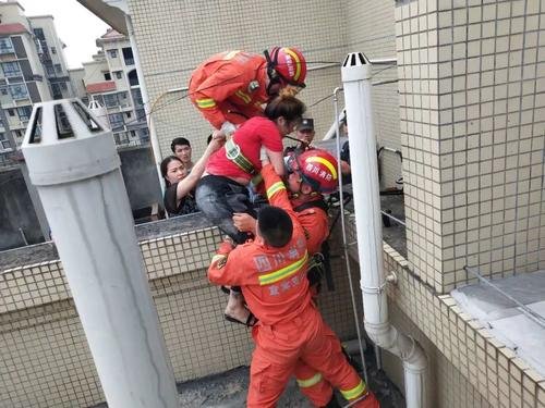 扬州老人晒被子险坠楼，倒挂18层外晾衣架上，最终是如何脱险的？