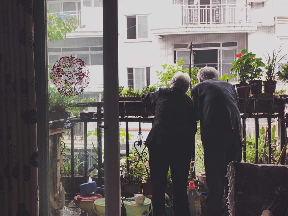 湖北一女子出门，爷爷听到车声出门目送孙女远去，如何从心理学看待此事？