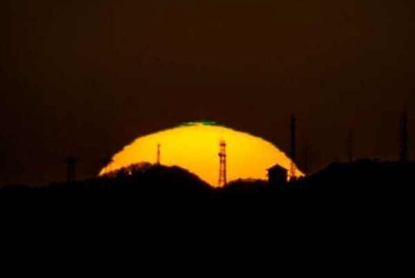 福建平潭现出现“太阳绿闪”，气象局专家对此有何解释？