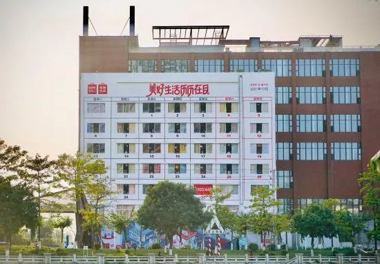 广州现巨型楼体日历告别2021，这样的仪式感是否值得推广？