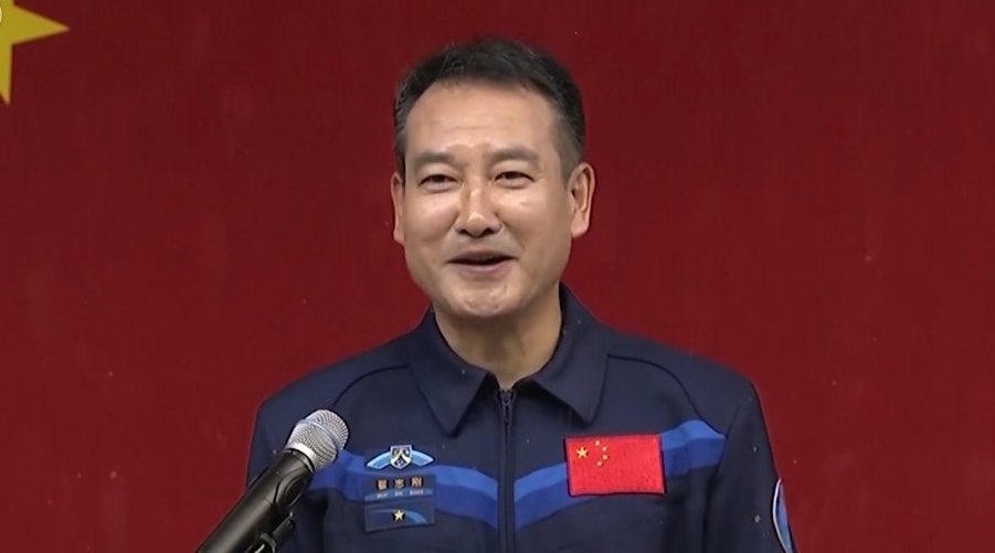 翟志刚二次出征太空，他上次执行出舱任务时的感受怎么样？