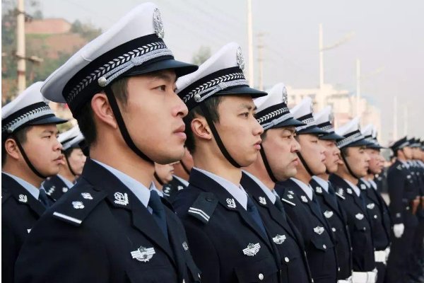 警方撤销对辱骂社区书记女子的行政处罚，处理此案的警官是被如何处罚的？