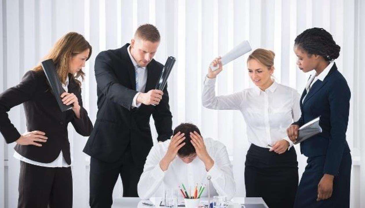 在公司里，老板把员工当奴隶，随意发脾气，要不要考虑辞职呢？