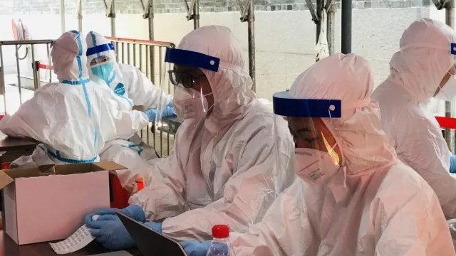 深圳核酸检测点不配合采集女子火了，她为何会有如此奇怪的举动？