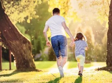 山东一父亲吐槽女儿长得和自己太像,孩子妈妈对此是如何回应的?