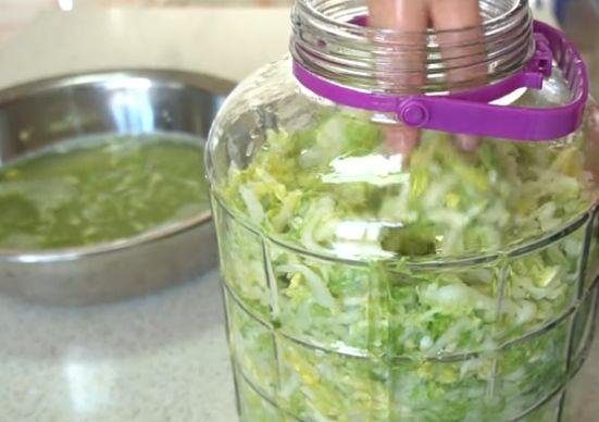 东北食堂开始腌酸菜了,他们为何不买新鲜的蔬菜非得吃腌制的呢?