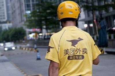 浙江一外卖员用脚踢着餐盒走进小区,他为什么要这么做?