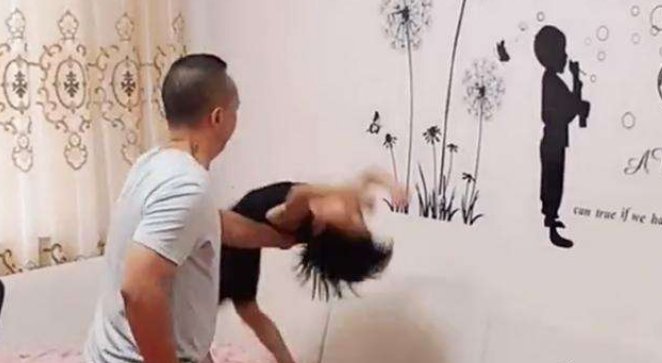 5岁女童1分钟80个后手翻，女孩会不会去参加此类比赛？