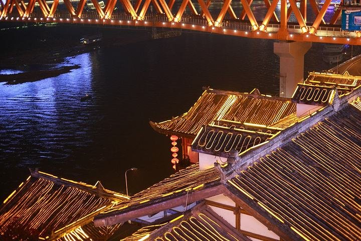 近日重庆洪崖洞附近商业街被淹，现场具体有多严重？