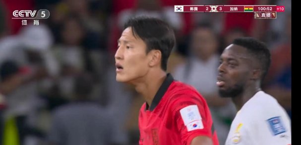 比赛结束后裁判出示红牌，韩国主教练被罚下场，被罚的原因是什么呢？