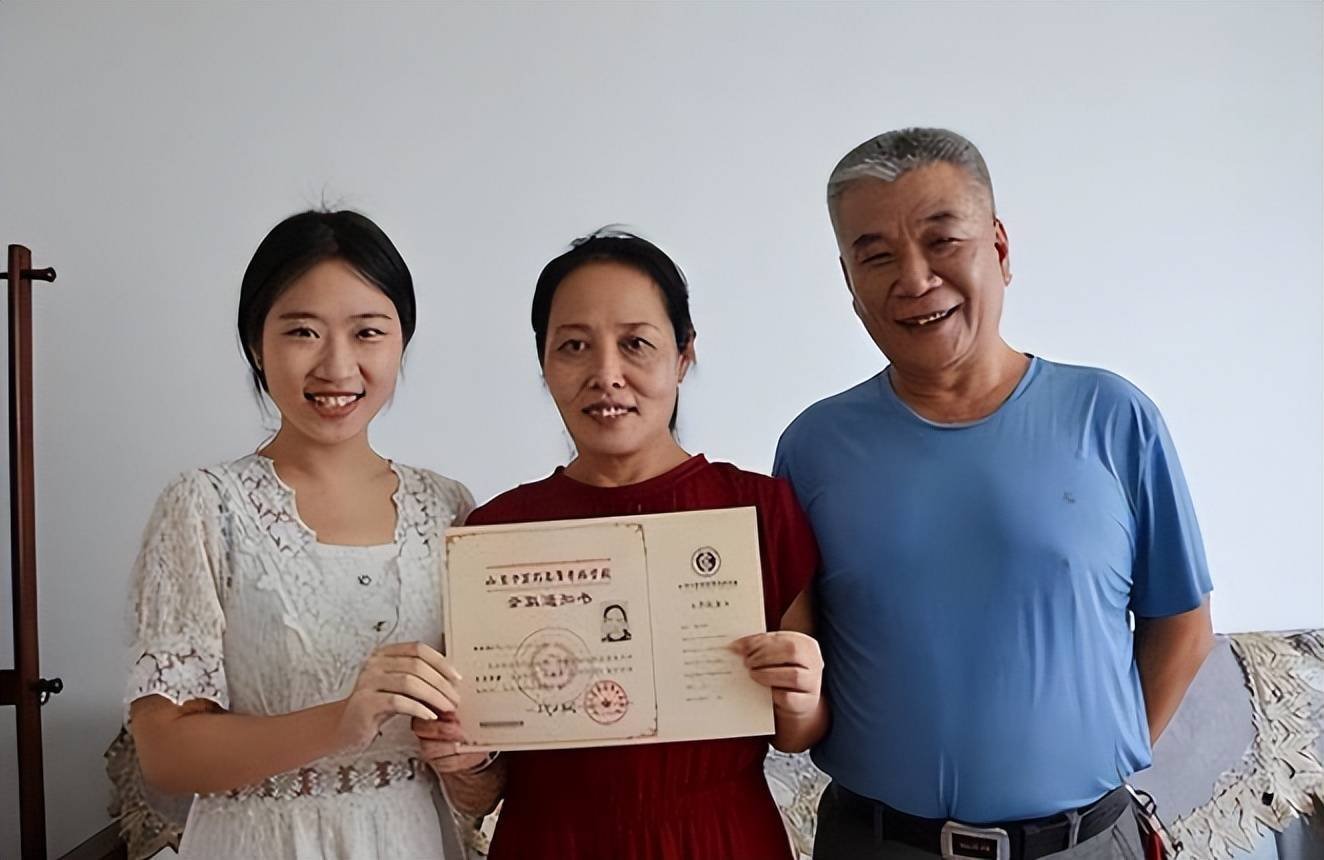 山东54岁妈妈考入女儿母校，变成学妹！这位母亲为何选择这所学校？