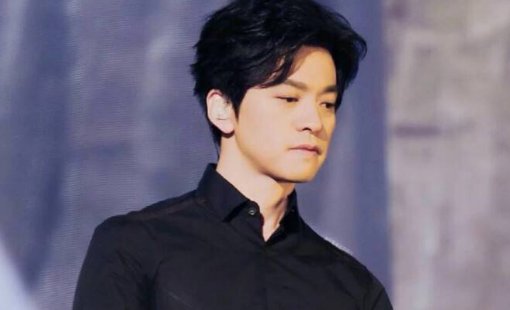 李荣浩晒出近照且要求“往死夸我”,哪些艺人看起来严肃,却是爱搞笑的人?