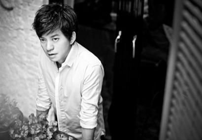 歌词找歌，只是在人群中多看你一眼