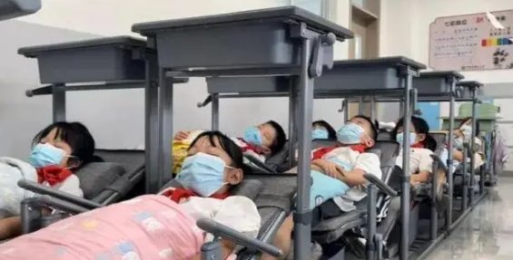 羡慕！南京一小学学生躺着午休，对孩子生长发育有哪些好处？