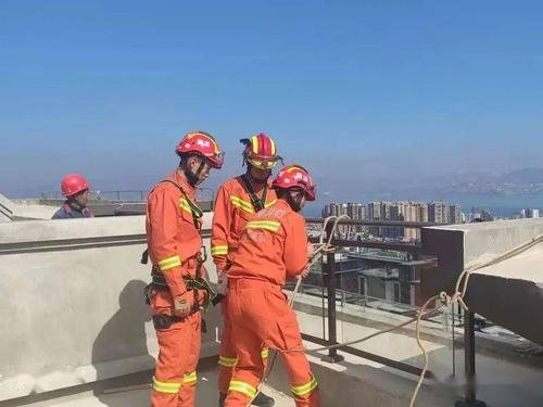 扬州老人晒被子险坠楼，倒挂18层外晾衣架上，最终是如何脱险的？