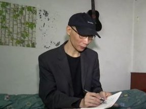 长沙男子蜗居出租屋21年复原《红楼梦》，你如何看待此男子的行为？