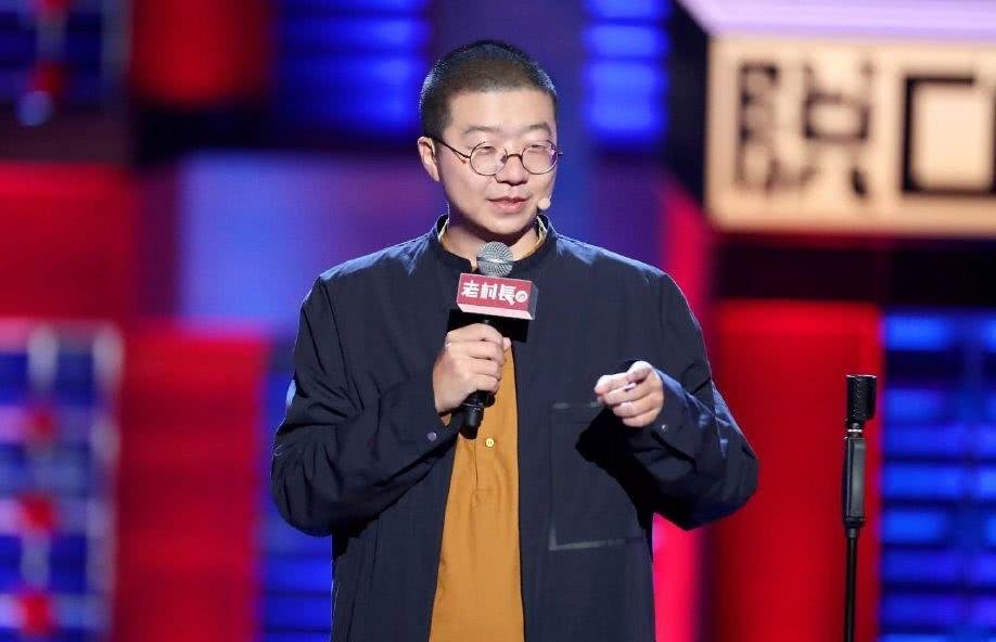 31岁李诞与陌生美女好亲密，被摸脸蛋气氛暧昧，你如何看待他的这种行为？