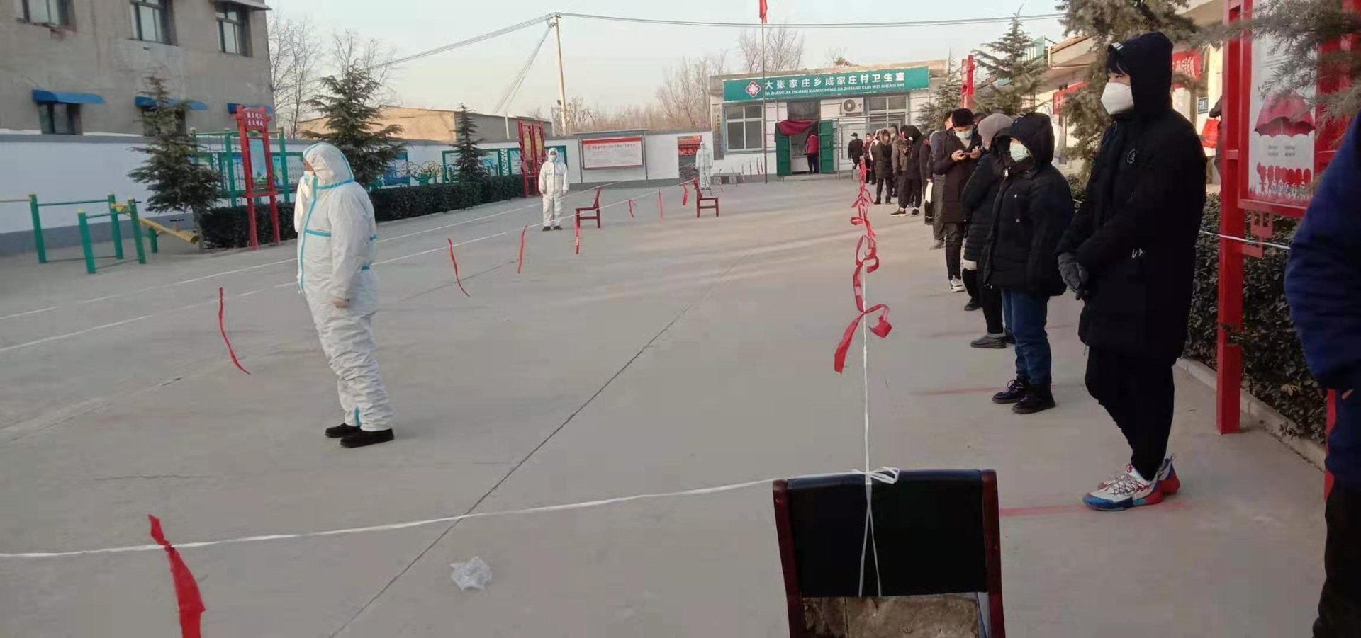 石家庄小区志愿者身上写不是物业,你知道志愿者为何这么做吗?