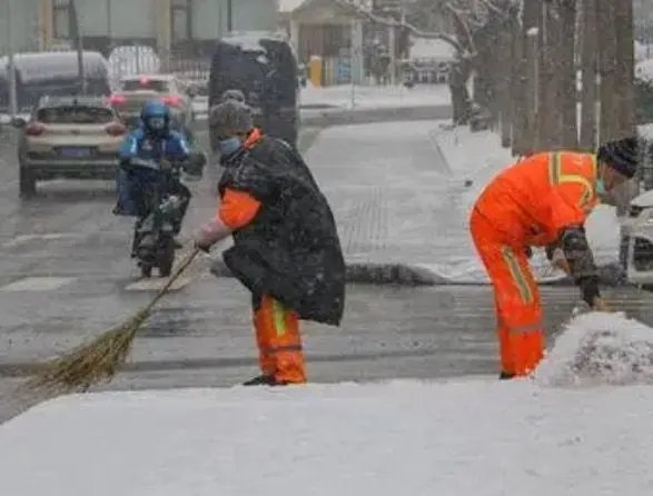 黑龙江一60岁男子帮保洁员妻子扫雪身亡，你对此事有何看法？