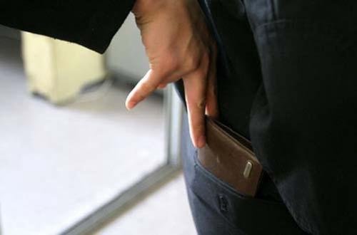 安徽57岁奶奶偷钱包被抓甩锅给孙子，你认为孩子当时的心理活动是怎样的？