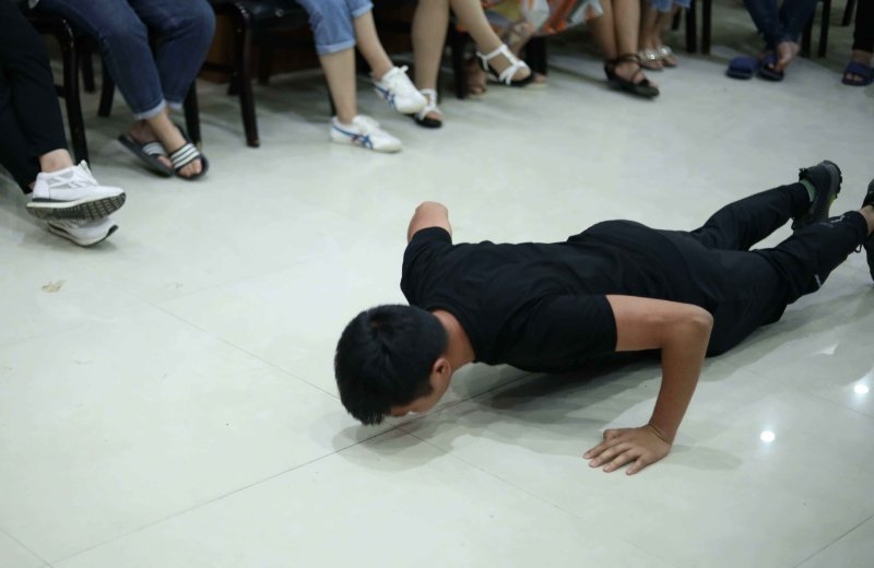 90后小伙做俯卧撑致下身瘫痪，这是为何？