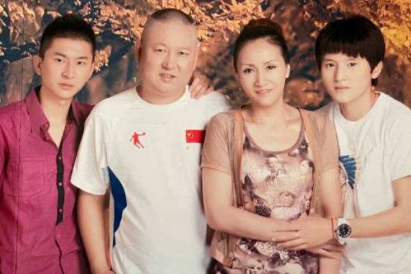 女足夺冠之夜，女足队长王珊珊母亲看到女儿胜利有何表示？