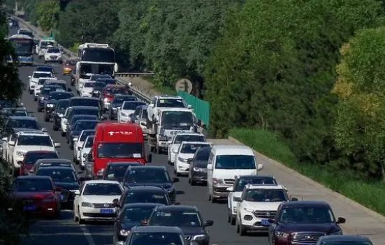 常台高速一女司机欲从两车中间超车致多车事故，开车抱有侥幸心理有多可怕？