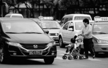 江苏一行人推婴儿车过马路时被撞飞，目前行人与婴儿的情况如何了？